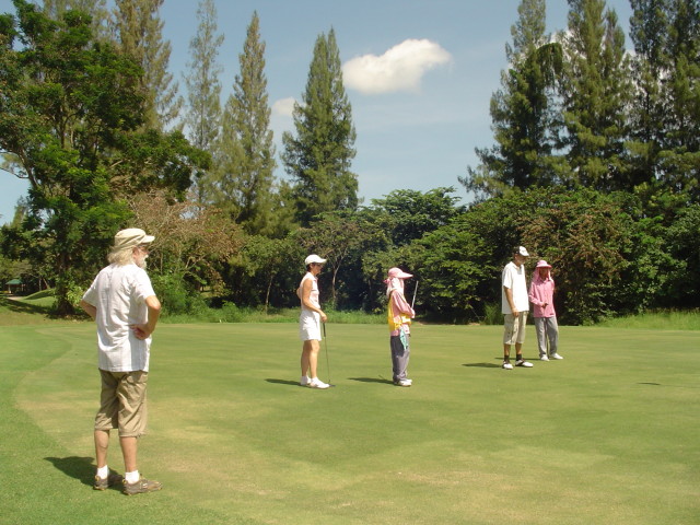 Simon mit neuen Bekannten auf dem Golfplatz