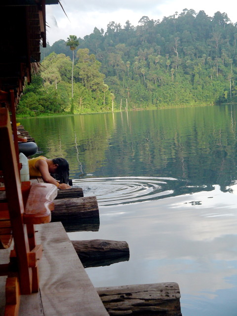 Thaifrau beim Haarwaschen am See