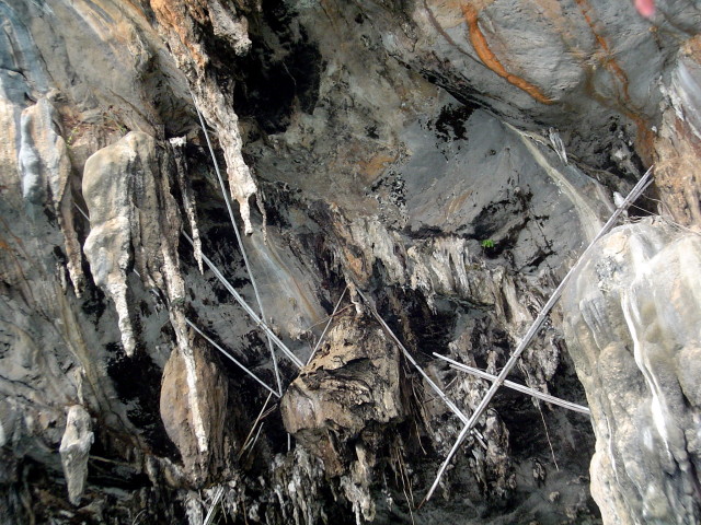 Gerüste aus Bambusstangen zu den Schwalbennester