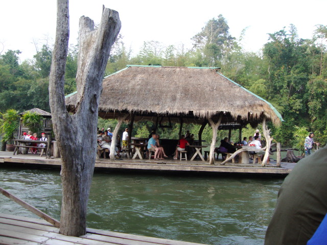 Kwae Noi River - Schwimmende Bar
