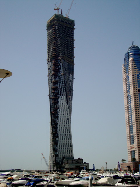 Dubai Drehhochhaus im Bau mit Jachthafen