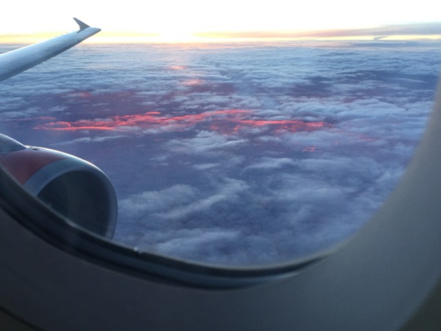 Abendstimmung über den Wolken vom Flugzeug aus. Foto von Simon