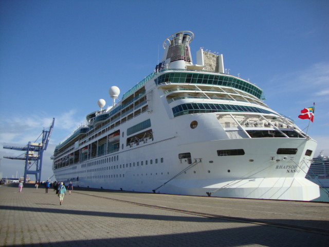 Die Rhapsody of the Seas im Hafen von Cádiz