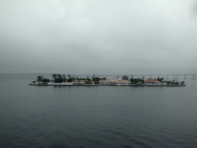 Ilha das Enxadas – im Hintergrund die bekannte Ponte Rio Niterói.