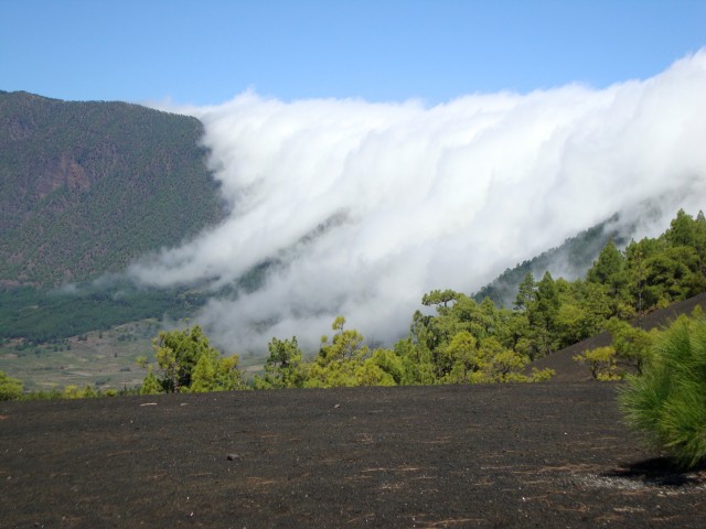Wolkenwasserfall über die Cumbre Nueva