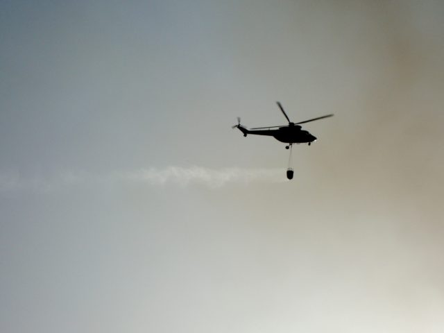 dieser Helikopter bringt Wasser - 1500 - 2000 Liter Wasser in so einem Sack